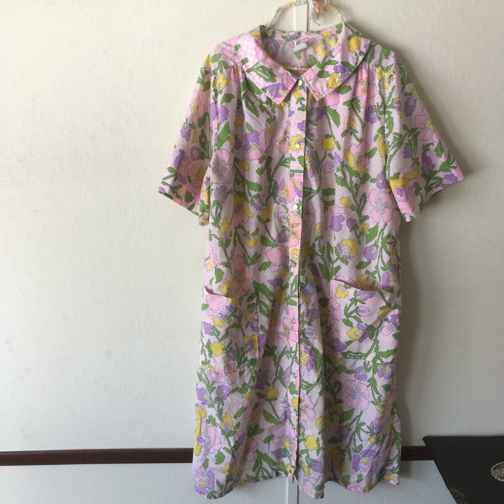 Vintage short sleeve snap button robe house coat dress pink with floral pattern - Picture 8 of 10